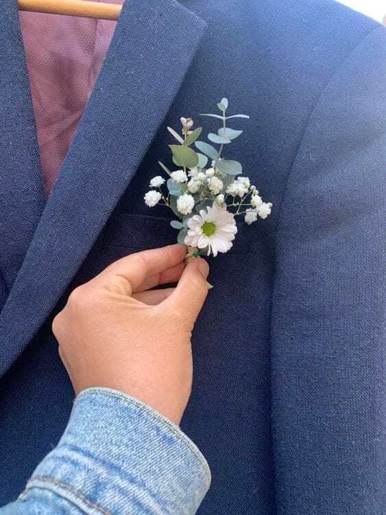 Boutonnière mariage en gypsophyle et eucalyptus