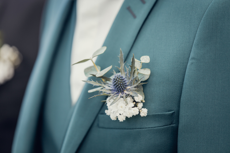 Boutonnière marié en chardon gypsophyle et eucalyptus